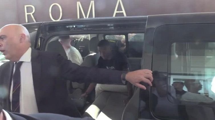 Calcio, Wijnaldum arriva a Roma: bagno di folla a Ciampino