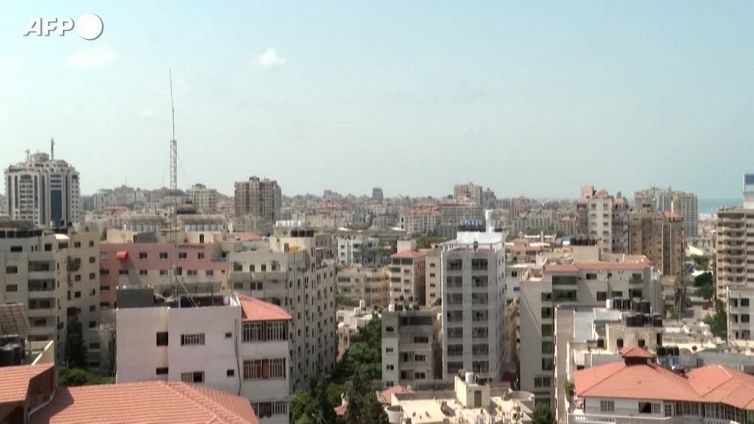 Gaza City, un missile israeliano si abbatte fra i palazzi