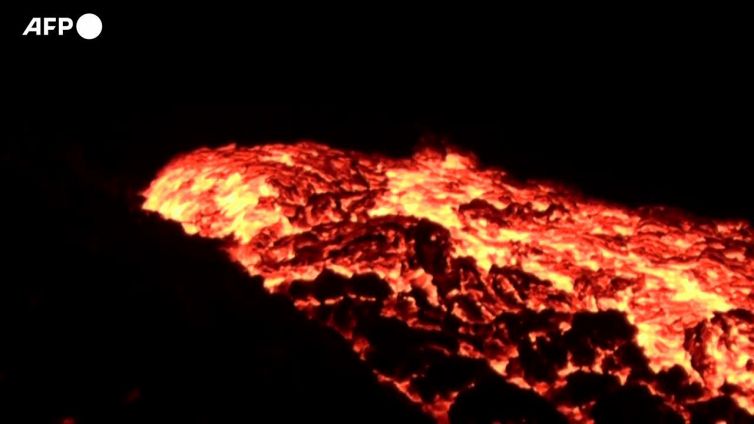 Islanda, fiumi di lava da una fenditura vulcanica a 40 km da Reykjavi'k