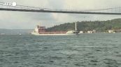 Grano, la prima nave battente bandiera turca attraversa il Bosforo