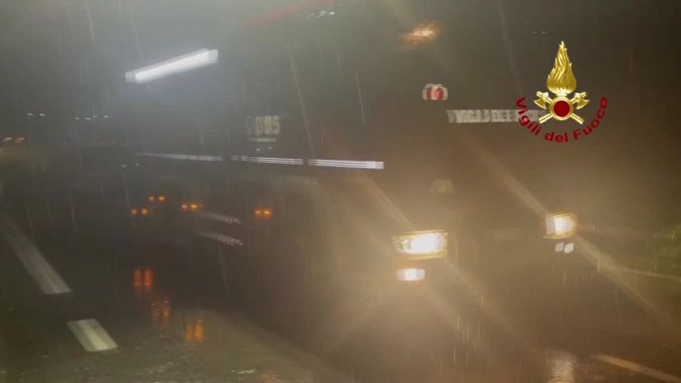 Maltempo al nord, tassista muore schiacciato da albero