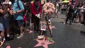 I fan rendono omaggio a Olivia Newton-John sulla Hollywood Walk of Fame