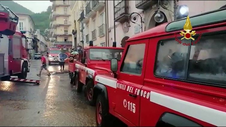 Monteforte Irpino, i lavori per pulire le strade invase dal fango dopo le forti piogge