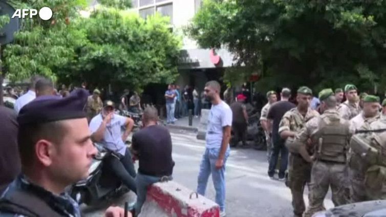 Libano, ostaggi in banca a Beirut: solidarieta' della folla con il sequestratore