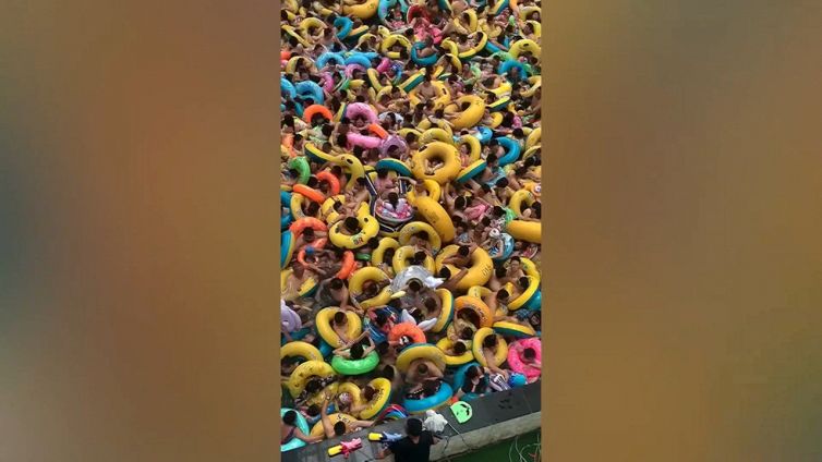 Piscina da incubo: in migliaia stipati in acqua