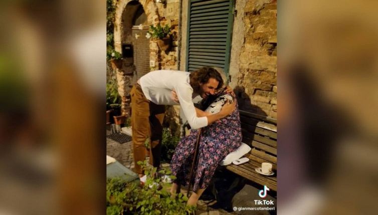 Torna in Paese dalla donna che l’ha visto crescere, ma lui ora è un Campione
