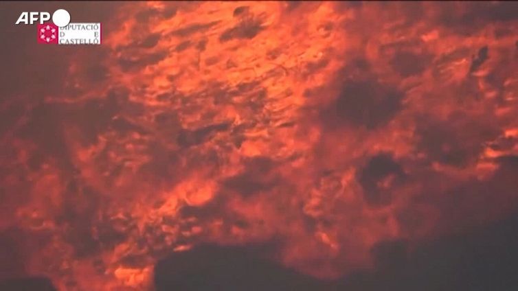 Spagna, Vigili del fuoco all'opera contro le fiamme nella provincia di Alicante