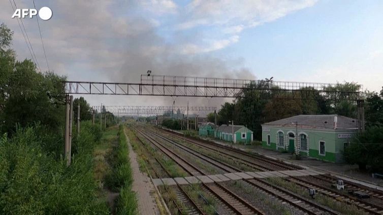 Ucraina, magazzino di grano in fiamme nel Donetsk dopo un bombardamento russo