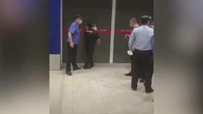 Caos in un negozio Ikea: scontri tra polizia e clienti. Panico tra la folla a Shanghai
