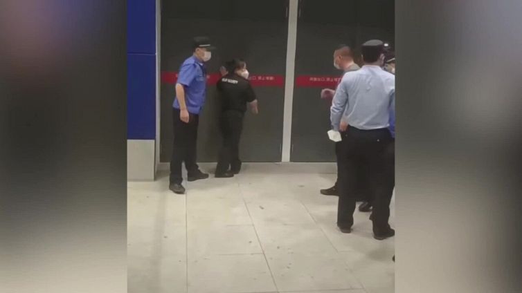 Caos in un negozio Ikea: scontri tra polizia e clienti. Panico tra la folla a Shanghai