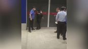 Caos in un negozio Ikea: scontri tra polizia e clienti. Panico tra la folla a Shanghai