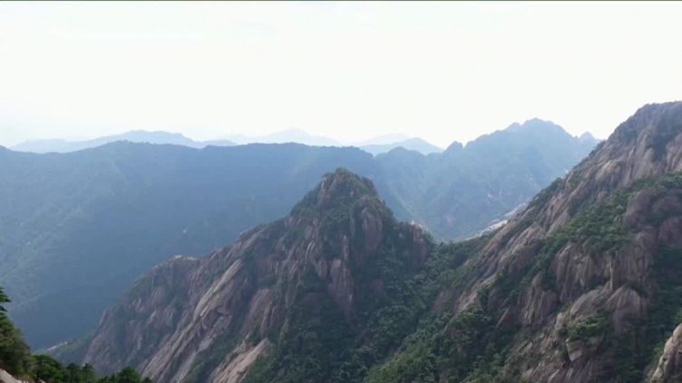 Cina, operatori ecologici "Spiderman" puliscono il monte Huangshan