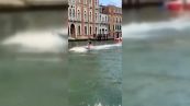 Follia a Venezia: col surf a motore sul Canal Grande