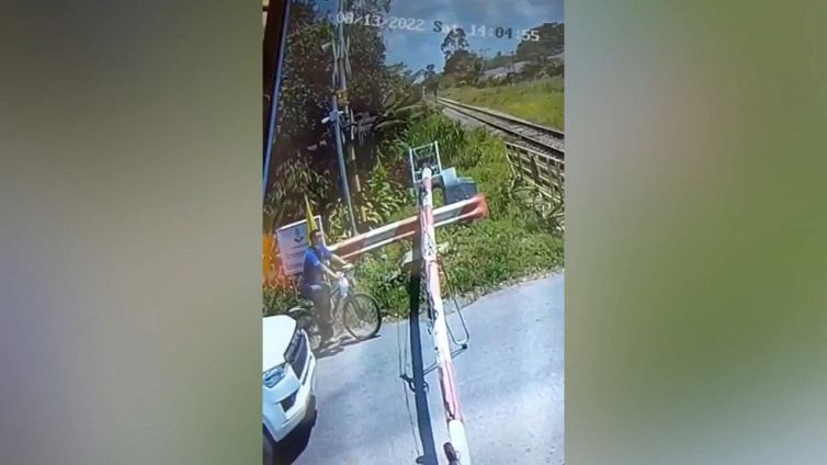 Ciclista impaziente al passaggio a livello: quello che accade è da brividi