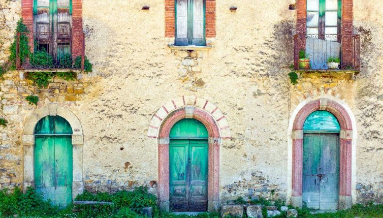 Roscigno Vecchia, viaggio nel borgo abbandonato definito la “Pompei del ‘900”