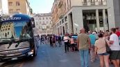 Torino-Lazio, il saluto dei tifosi alla squadra di Sarri che lascia l'albergo