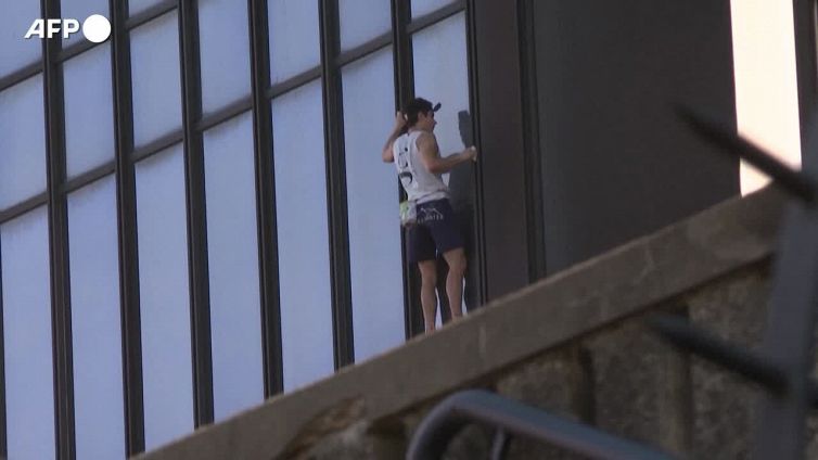 Parigi, lo scalatore urbano Alexis Landot si arrampica su una torre di 122 metri