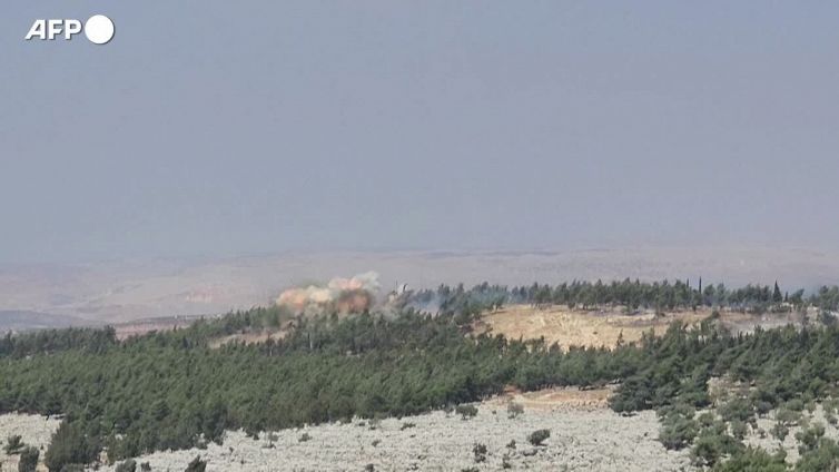 Siria, colonne di fumo per un attacco russo a ovest di Idlib