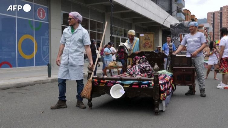 Colombia, sfilate su dei letti per celebrare la "Giornata mondiale della pigrizia"