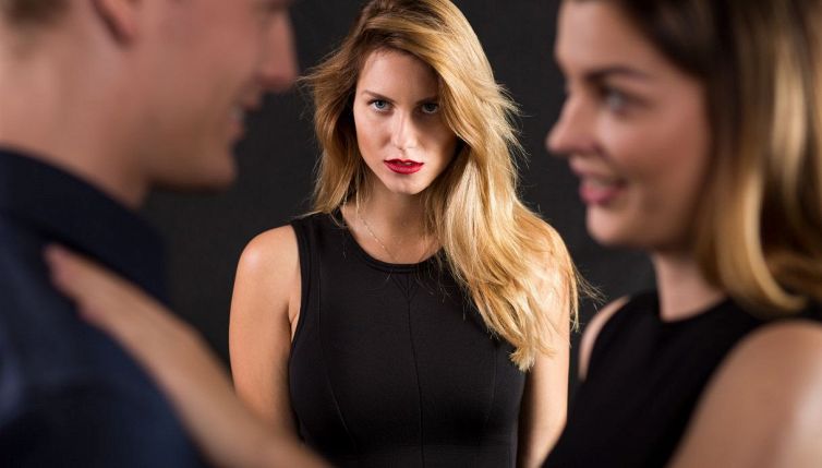 Lui la tradisce e la fidanzata lo scopre: la vendetta di lei è epica