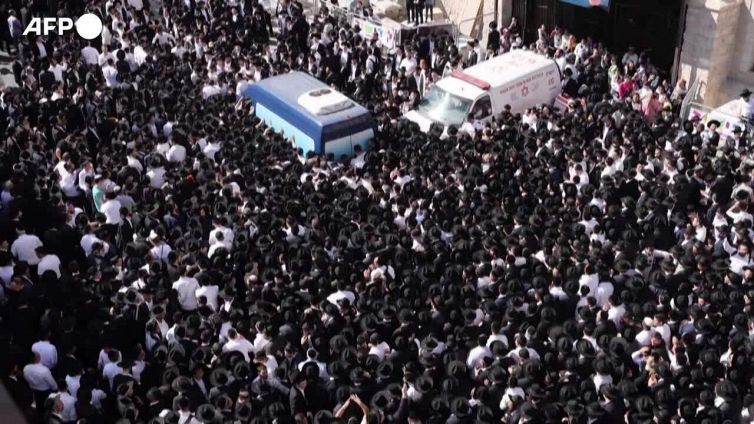 Gerusalemme, migliaia di ebrei ultraortodossi al funerale del rabbino Shalom Cohen