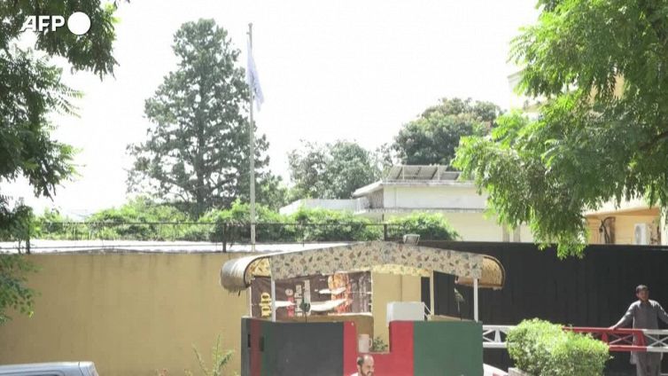 Pakistan, sopra l'ambasciata afgana di Islamabad sventola la bandiera talebana