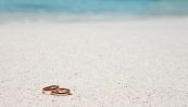 Perde l'anello di fidanzamento in spiaggia: l’epilogo inaspettato