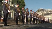 Ucraina, Zelensky depone fiori a memoriale dedicato a soldati caduti