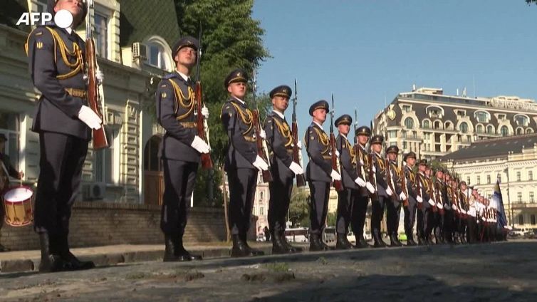 Ucraina, Zelensky depone fiori a memoriale dedicato a soldati caduti