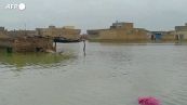 Pakistan, piogge monsoniche a Fazilpur: case sommerse e residenti costretti a evacuare