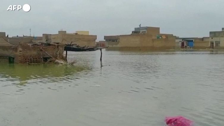 Pakistan, piogge monsoniche a Fazilpur: case sommerse e residenti costretti a evacuare