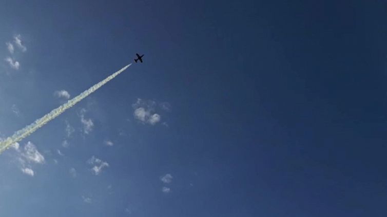 Grado, l'eclissi solare al passaggio delle Frecce Tricolori
