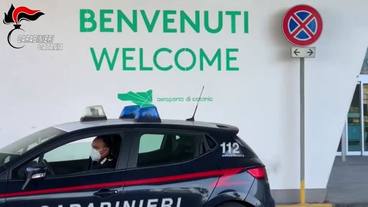 Furto in diretta video all'aeroporto, arrestati due borseggiatori