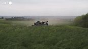 Ucraina, soldati in pima linea: sparano con l'artiglieria pesante 2S7 Pion