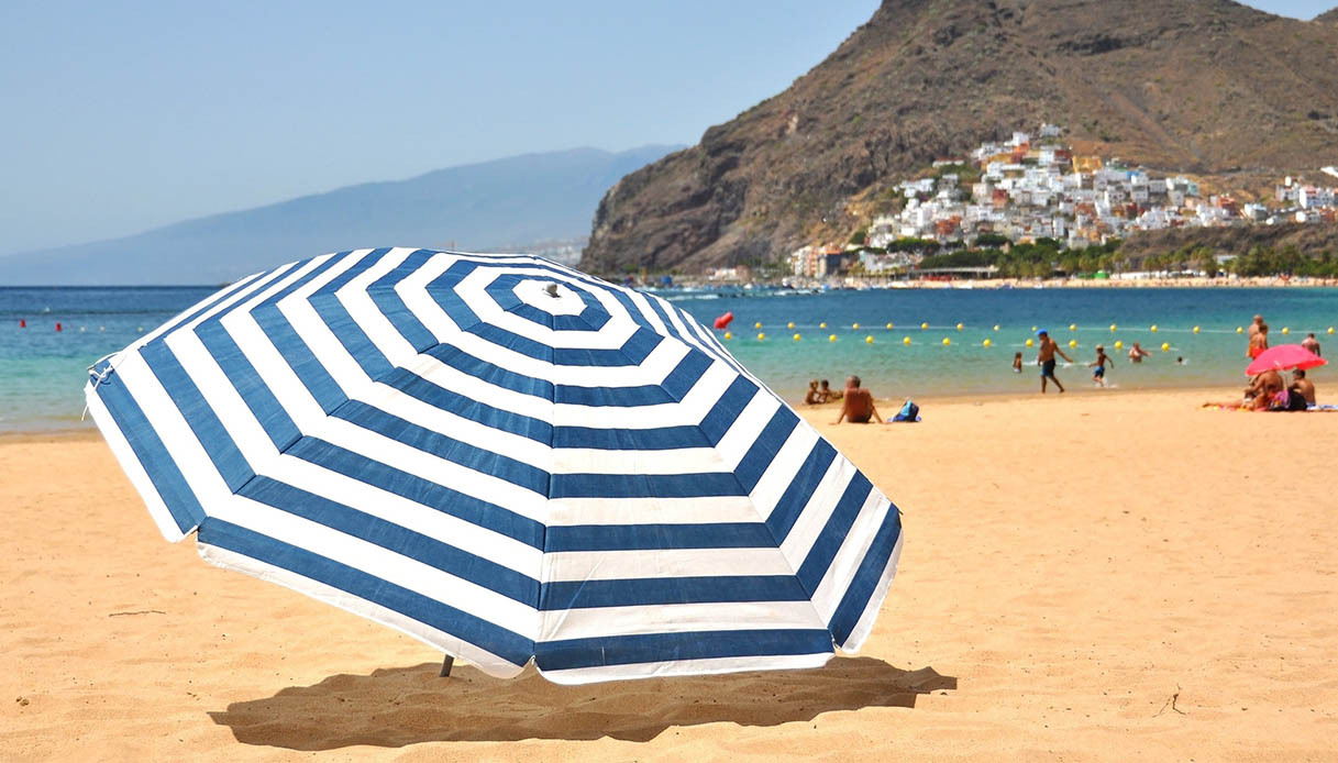 Lasci l'ombrellone in spiaggia è una rischio: multa salatissima