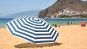 Attenzione, se lasci l'ombrellone in spiaggia rischi una multa salatissima: le regole