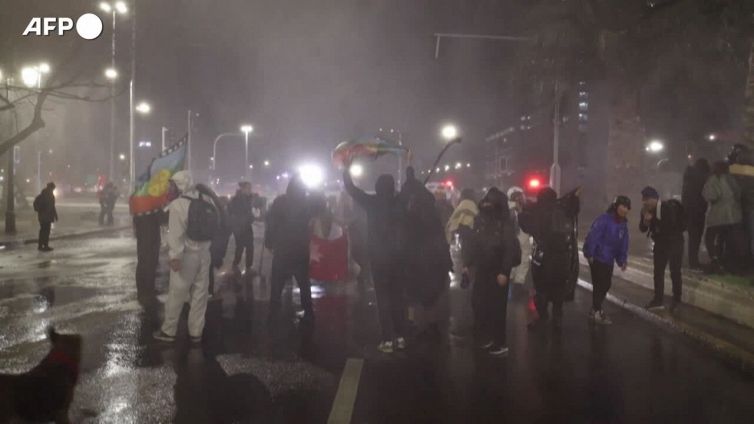 Cile, proteste a sostegno dei Mapuche: disordini nel centro di Santiago