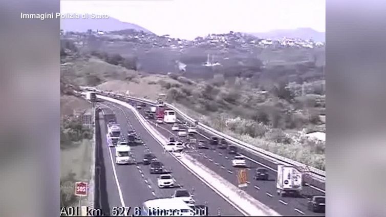 Fa inversione a "U" sull'A1, fermato dalla Polizia