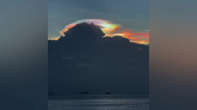 Arcobaleno che avvolge la nuvola, il fenomeno straordinario diventa virale