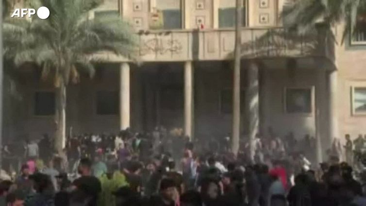 Baghdad, i sostenitori di Sadr irrompono in palazzo presidenza