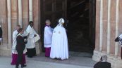 Papa abbraccia terremotati Aquila: 'RIcostruire insieme"
