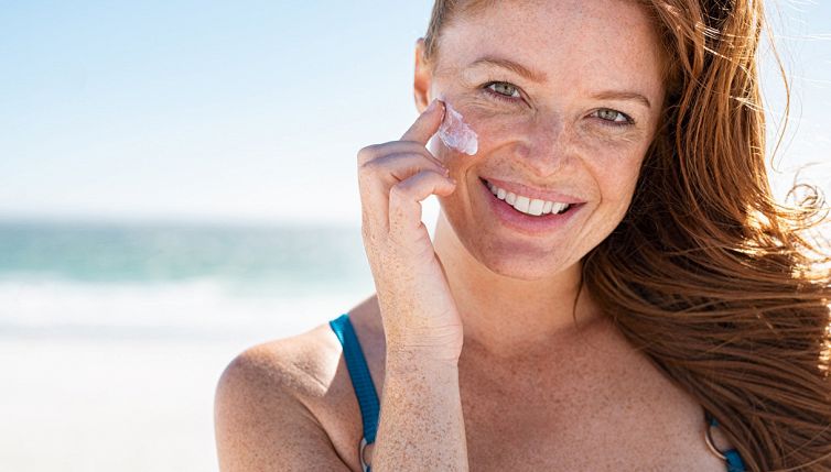 Non buttare la crema solare usata o scaduta: come smaltirla