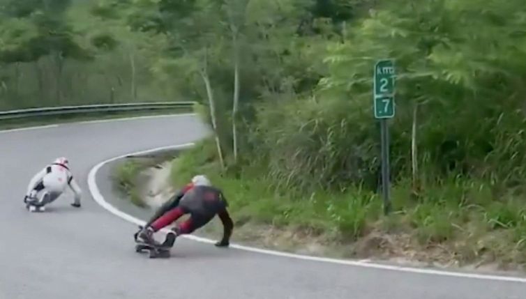 Finisce fuori strada durante gara di longboard, il video virale
