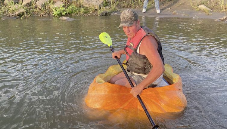 Compie un'impresa a bordo di una zucca, l'incredibile storia