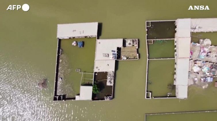 Alluvioni in Pakistan, le immagini aeree di Jaffarabad coperta dall'acqua