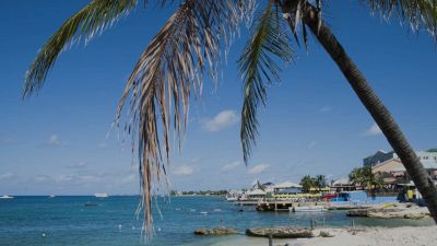 Cayman, fine delle restrizioni: le isole riaprono ai turisti