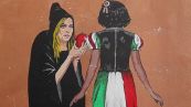 L'Italia diventa "Biancaneve" e Meloni la "strega" in un murales a Roma