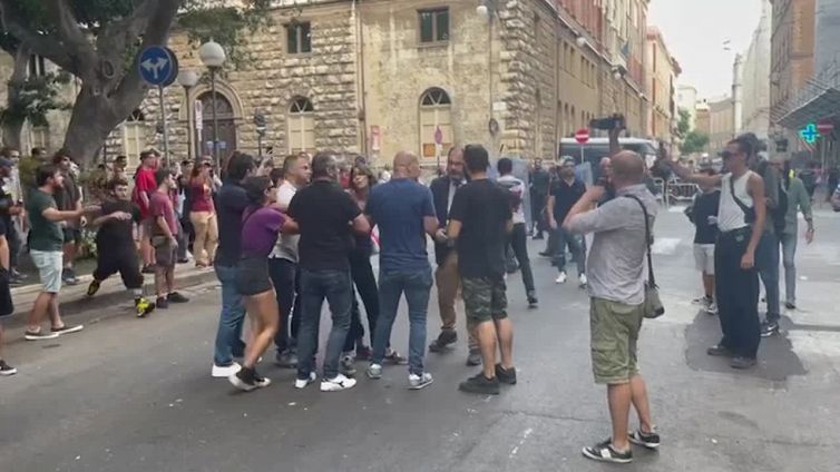 Meloni contestata a Cagliari, disordini e cori "Siamo tutti antifascisti"