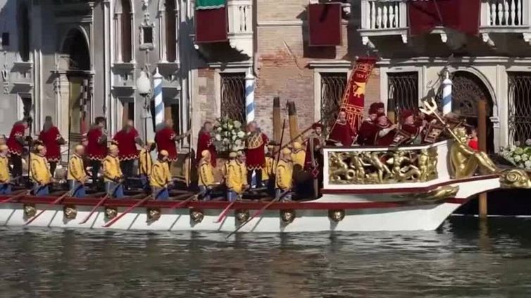 Regata Storica, vince il gondolino rosa dei canoisti Colombi e Ortica
