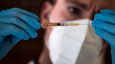 Covid, via libera dell'Aifa ai vaccini adattati contro Omicron